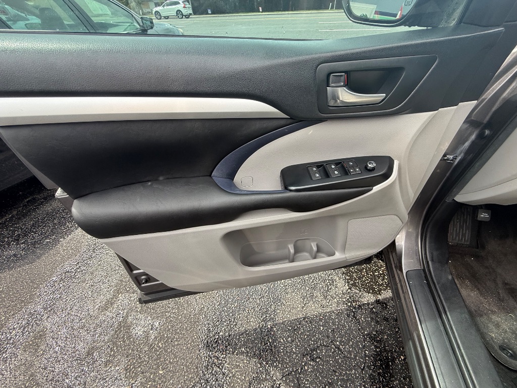 2016 Toyota Highlander XLE - Photo 12