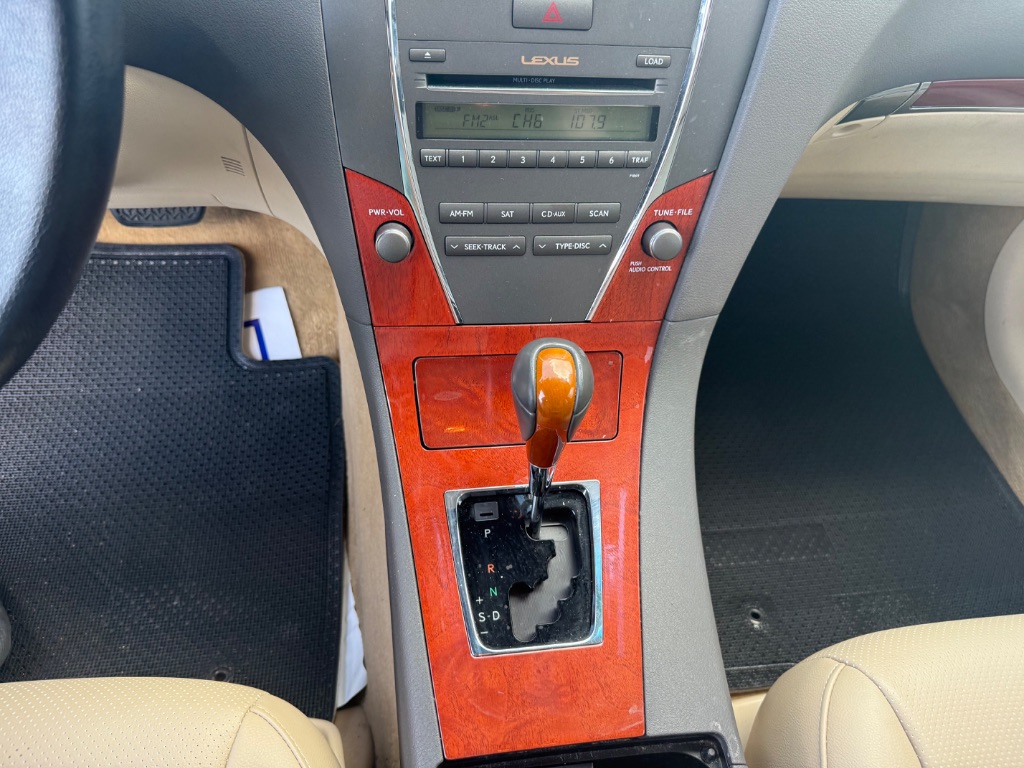 2011 Lexus ES 350 - Photo 18