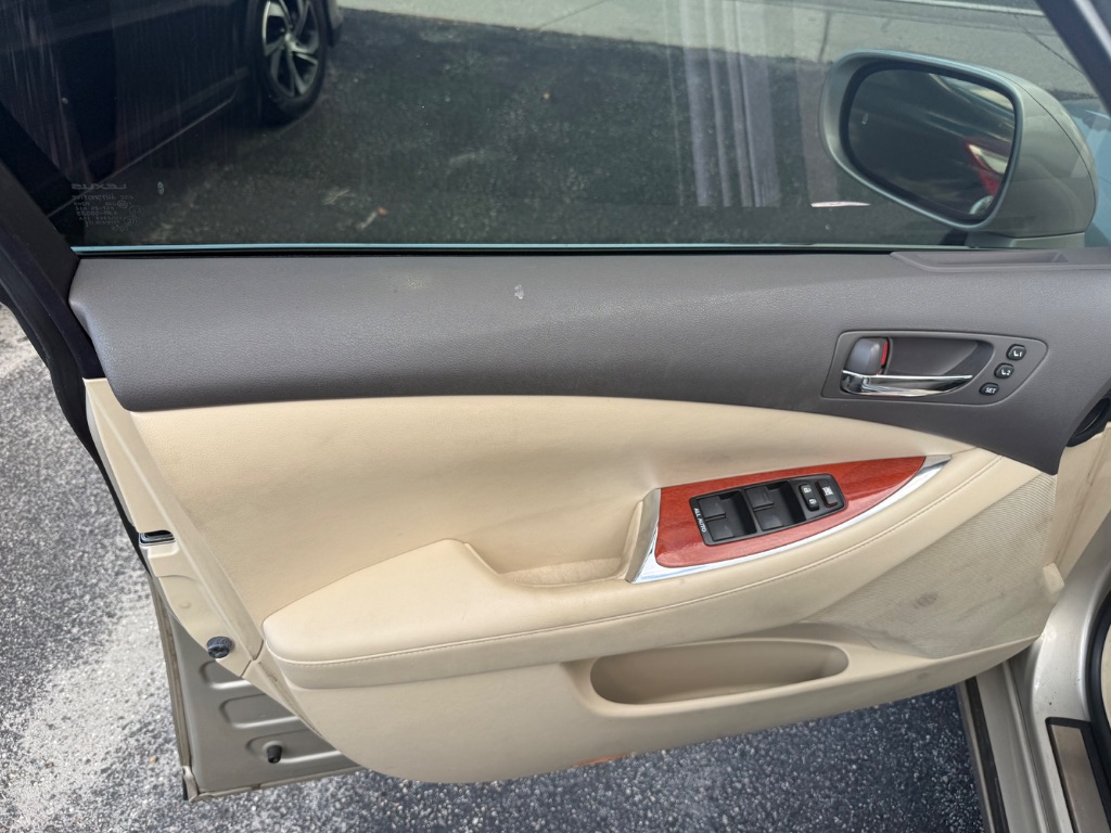 2011 Lexus ES 350 - Photo 13
